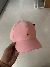 Carregar imagem no visualizador da galeria, Boné Tommy Hilfiger Básico - Rosa Logo Bordado
