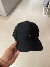 Carregar imagem no visualizador da galeria, Boné Tommy Hilfiger Básico - Preto Logo Bordado
