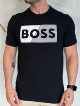 Carregar imagem no visualizador da galeria, Camiseta Estampada Boss - Preto Logo Listra Centro
