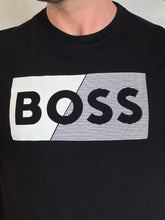 Carregar imagem no visualizador da galeria, Camiseta Estampada Boss - Preto Logo Listra Centro
