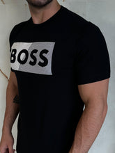 Carregar imagem no visualizador da galeria, Camiseta Estampada Boss - Preto Logo Listra Centro
