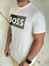 Carregar imagem no visualizador da galeria, Camiseta Estampada Boss - Branco Logo Listra Centro
