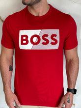 Carregar imagem no visualizador da galeria, Camiseta Estampada Boss - Vermelho Logo Listra Centro
