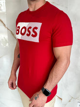 Carregar imagem no visualizador da galeria, Camiseta Estampada Boss - Vermelho Logo Listra Centro
