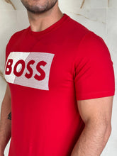 Carregar imagem no visualizador da galeria, Camiseta Estampada Boss - Vermelho Logo Listra Centro
