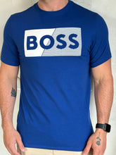 Carregar imagem no visualizador da galeria, Camiseta Estampada Boss - Azul Royal Logo Listra Centro
