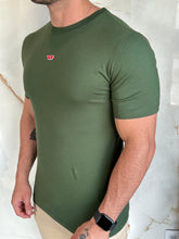 Carregar imagem no visualizador da galeria, Camiseta Básica DL - Verde Musgo Dtlh Centro
