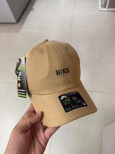 Carregar imagem no visualizador da galeria, Boné Nike - Bege
