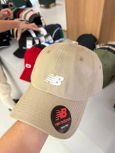 Carregar imagem no visualizador da galeria, Boné New Balance - Bege Logo Listra
