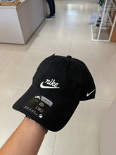 Carregar imagem no visualizador da galeria, Boné Nike - Preto Logo Branco
