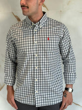 Carregar imagem no visualizador da galeria, Camisa Social RL Xadrez M/L Tam.Especial - Branco Logo Vermelho
