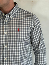 Carregar imagem no visualizador da galeria, Camisa Social RL Xadrez M/L Tam.Especial - Branco Logo Vermelho
