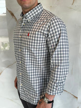 Carregar imagem no visualizador da galeria, Camisa Social RL Xadrez M/L Tam.Especial - Branco Logo Vermelho
