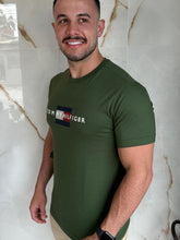 Carregar imagem no visualizador da galeria, Camiseta Estampada TH - Verde Musgo Dtlh Centro
