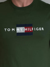 Carregar imagem no visualizador da galeria, Camiseta Estampada TH - Verde Musgo Dtlh Centro

