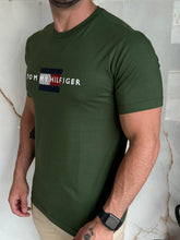Carregar imagem no visualizador da galeria, Camiseta Estampada TH - Verde Musgo Dtlh Centro
